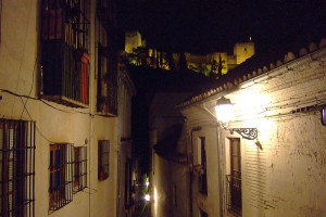 Vista nocturna de La Alhambra de Granada desde una callejuela del Albaycin – Andalucía – España