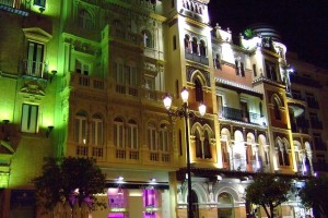 Vista nocturna de fachada de edificio de Sevilla