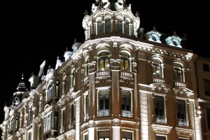 Oviedo edificio neoclásico iluminado a la noche