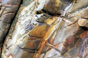 Acantilado con rocas de colores en Tapia de Casariego Asturias paraíso natural
