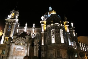 Fachada lateral de San Juan el Real de Oviedo vista nocturna