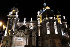 Parroquia de San Juan el Real iluminada de noche – Oviedo