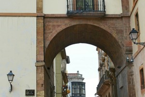 Calle de San Vicente desde la plaza de Feijoo Oviedo