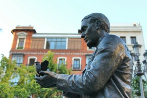 Estatua de Garcia Lorca en Madrid Plaza Santa Ana