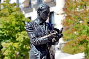 Estatua homenaje a García Lorca en Madrid Plaza de Santa Ana