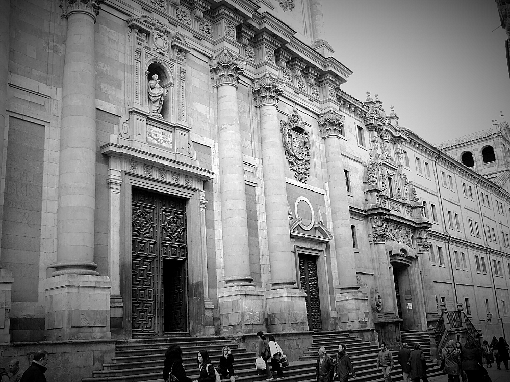 Fachada de la Universidad Pontificia de Salamanca en blanco y negro