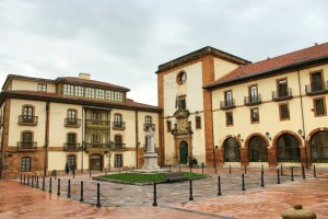 Plaza del padre Feijoo de Oviedo con la facultad de Psicología