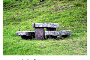 Bancos y mesa de piedra en Baiona Virgen de la Roca Fotografía Manuel Ramallo