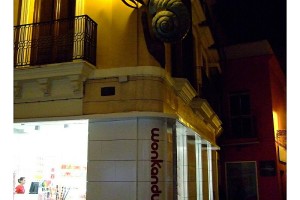 Caracol en fachada de edificio en Sevilla
