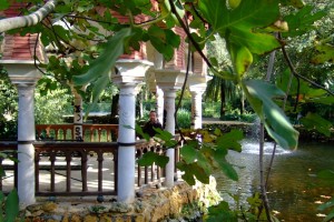 Templete y meditación en el estanque parque María Luisa Sevilla