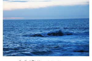 Mar con olas rompiendo en la costa de Baiona al atardecer – Imagen: Manuel Ramallo
