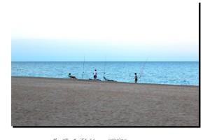Pescando en la playa de Peñíscola al atardecer – Imagen: Manuel Ramallo