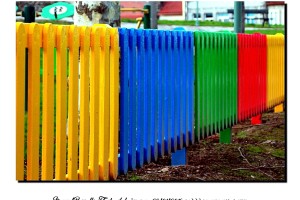 Valla de colores vivos en parque público Galicia – Imagen: Manuel Ramallo
