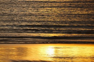 Atardecer dorado en playa América Panxón autor Manuel Ramallo