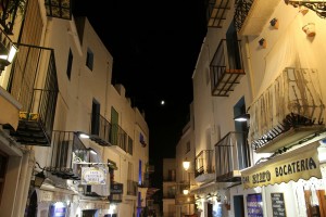 Peñíscola calle noche casas blancas y balcones luna Autor Manuel Ramallo