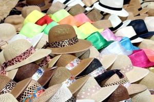 Sombreros de colores para la playa