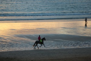 Cabalgando a caballo por playa América Panxón autor Manuel Ramallo