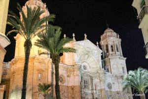 Catedral de Cádiz vista nocturna de la fachada