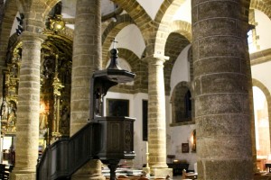 Interior de la glesia de Santa Cruz antigua catedral de Cádiz