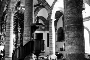 Interior de la iglesia de la Santa Cruz fe Cádiz antigua catedral en blanco y negro b-n b-w