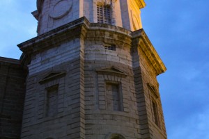Lateral de la torre campanario de la catedral de Cádiz vista nocturna