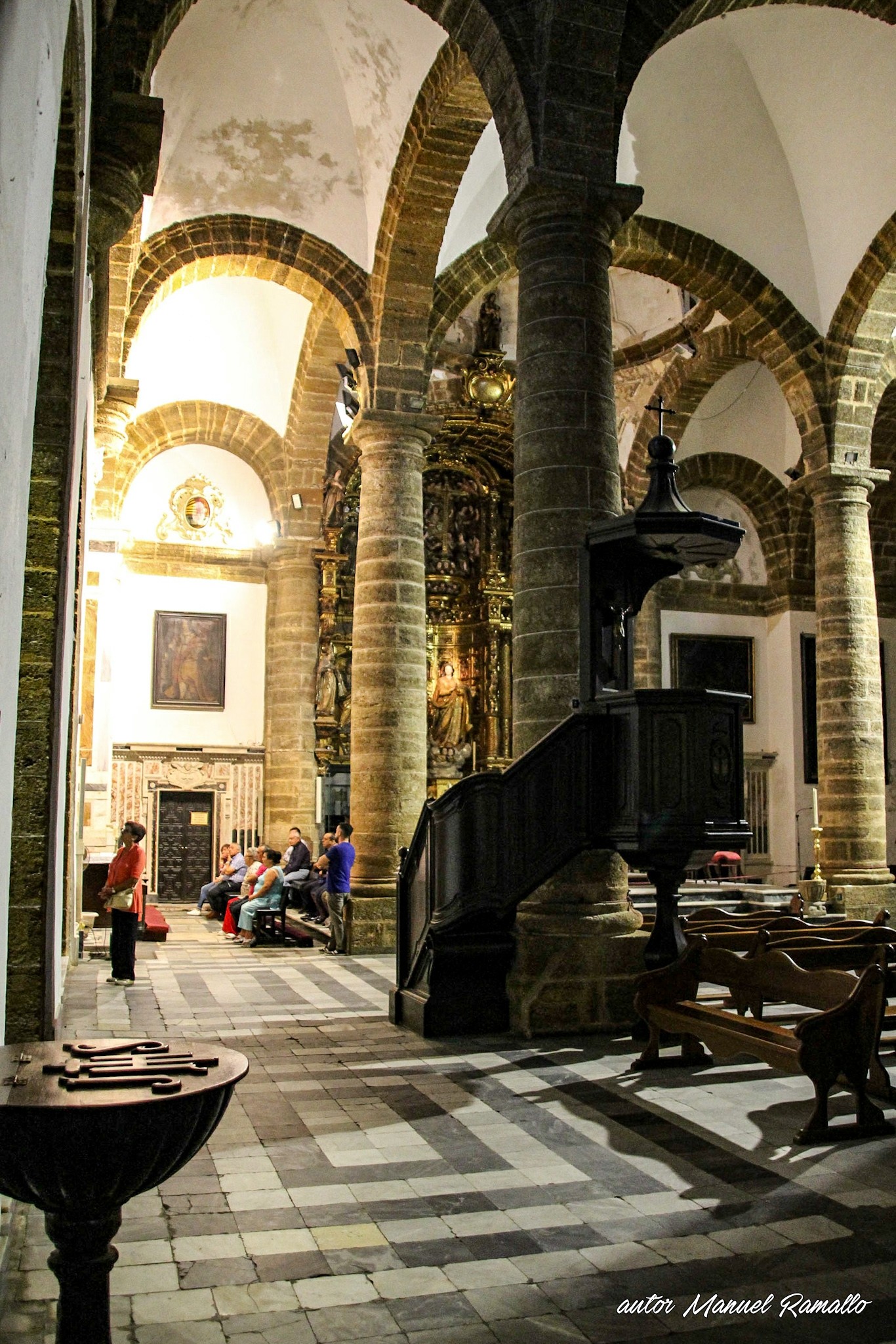 Nave lateral en la catedral antigua o vieja de Cádiz iglesia de Santa Cruz