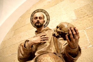 San Bruno con calavera en la mano escultura de la catedral de Jerez de la Frontera Cádiz autor Manuel Ramallo