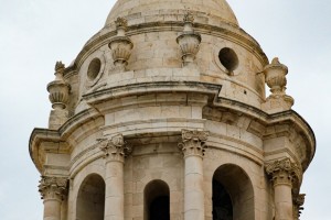 Vista parcial de la torre del campanario de la catedral de Cádiz