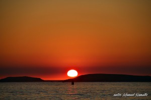 Atardecer con sol rojo de verano en playa América Nigrán Pontevedra