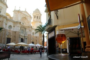 Caña de cerveza Estrella de Galicia en plaza de la catedral de Cádiz