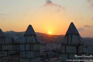 Atardecer con sol rojo desde la fortaleza castillo del Papa Luna Peñíscola