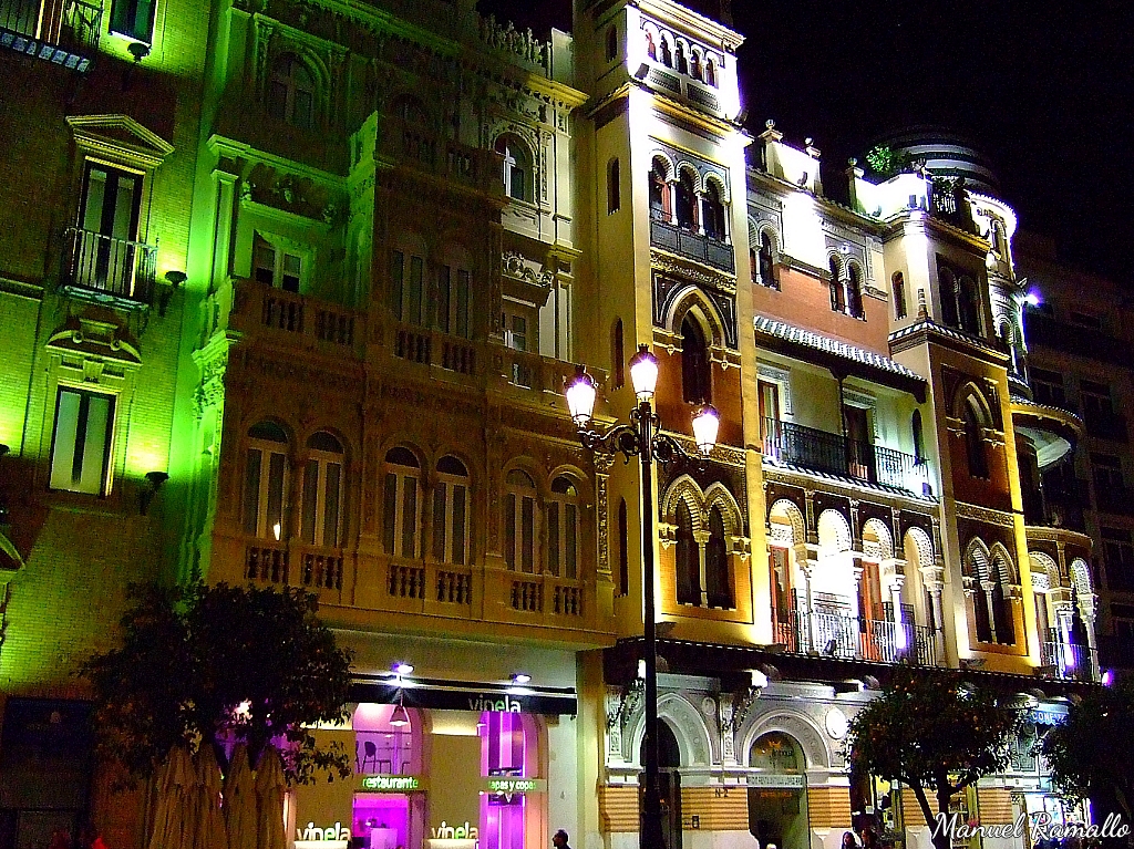 Edificio avenida de la Constitución Sevilla vista nocturna