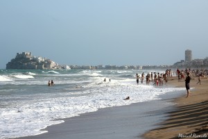 Día de playa y olas en Peñíscola