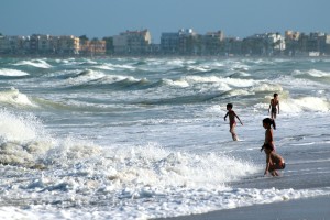 Niños en la playa de Peñíscola jugando con las olas