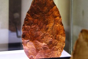 bifaz-hacha-de-mano-fechada-entre-300000-y-500000-anos-de-antiguedad