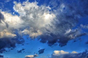 nubes-y-cielo-azul-en-ourense