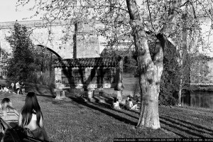 picnic-en-el-rio-mino-ourense-puente-romano-horreo-blanco-y-negro