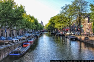 canal-amsterdam-con-barcazas