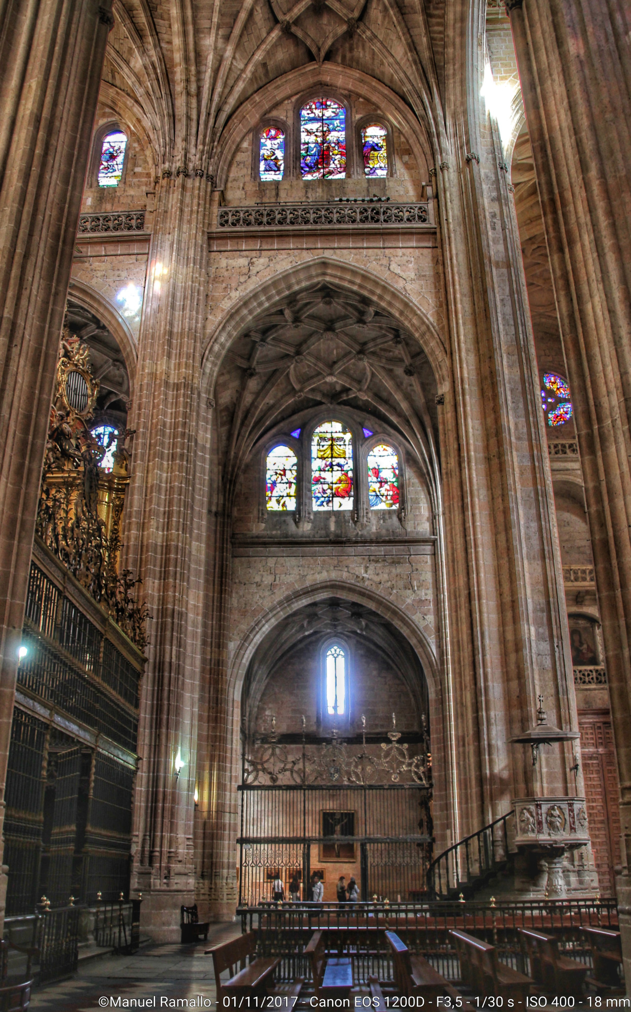 Segovia catedral interior vidrieras